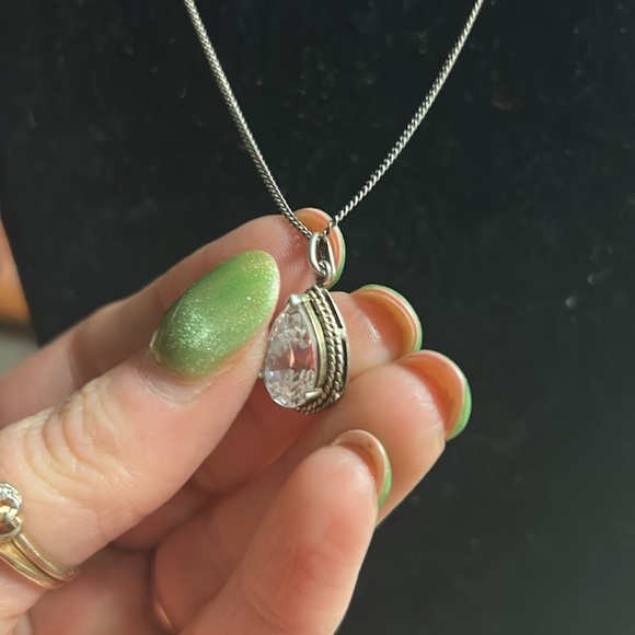 Elegant Silver Teardrop Pendant Necklace - Picture 3 of 3